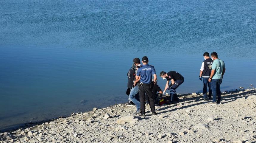 Serinlemek için girdiği gölette boğuldu