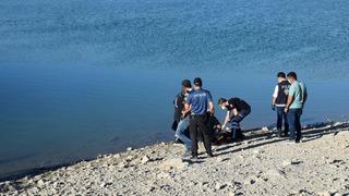 Serinlemek için girdiği gölette boğuldu
