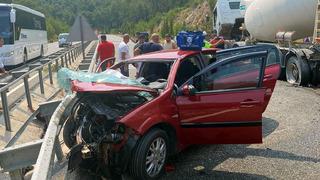 Marmaris'te feci kaza! Yol kenarında duran beton mikserine çarptı: 1 ölü, 1 yaralı