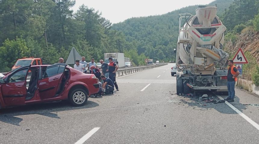 Muğla'da otomobil beton mikserine çarptı, 1 kişi öldü, 1 kişi yaralandı