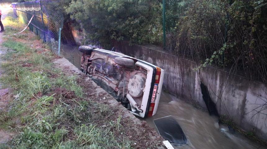 Denizli'de sulama kanalına devrilen otomobilin sürücüsü yaralandı