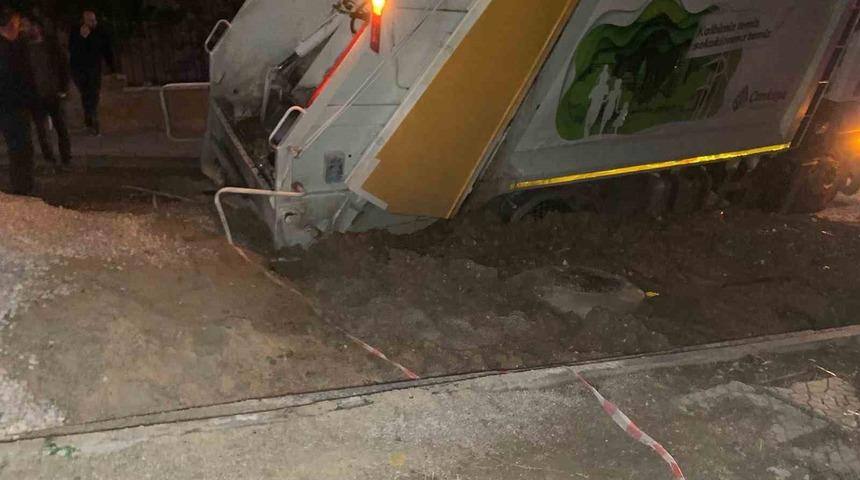 Ankara&rsquo;da &ccedil;amura saplanan &ccedil;&ouml;p kamyonu iş&ccedil;ilerin &uuml;zerine devrildi