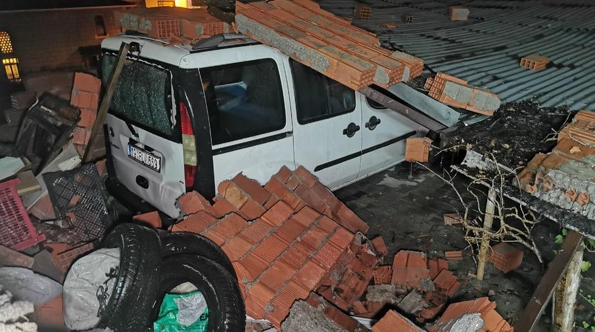 Kastamonu'da istinat duvarının yıkılması sonucu 6 araç hasar gördü