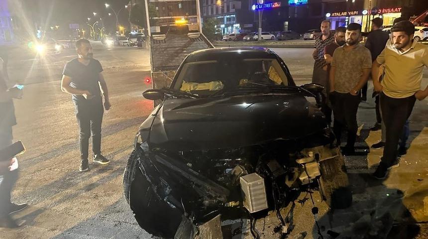 Y&uuml;ksekova&rsquo;da aracıyla elektrik direğine &ccedil;arpan s&uuml;r&uuml;c&uuml; yaralandı