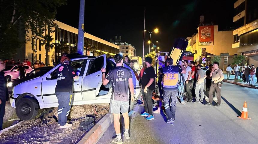 Osmaniye'de elektrik direğine çarpan otomobilin sürücüsü ağır yaralandı