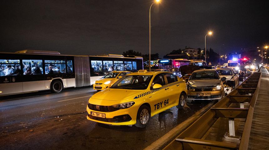 15 Temmuz Şehitler Köprüsü girişindeki zincirleme trafik kazasında 7 araçta hasar oluştu
