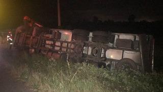 Sakarya'da seyir halindeyken sürücüsü fenalaşan tır devrildi