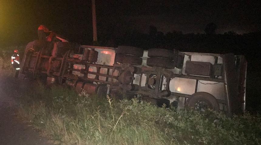 Sakarya'da seyir halindeyken sürücüsü fenalaşan tır devrildi