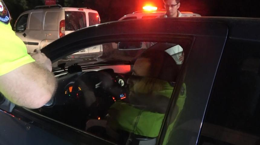 Bildiğiniz alkollü sürücü hikayelerini unutun! Polis durdurdu başına geleceği anlayınca direksiyonda içmeye devam etti