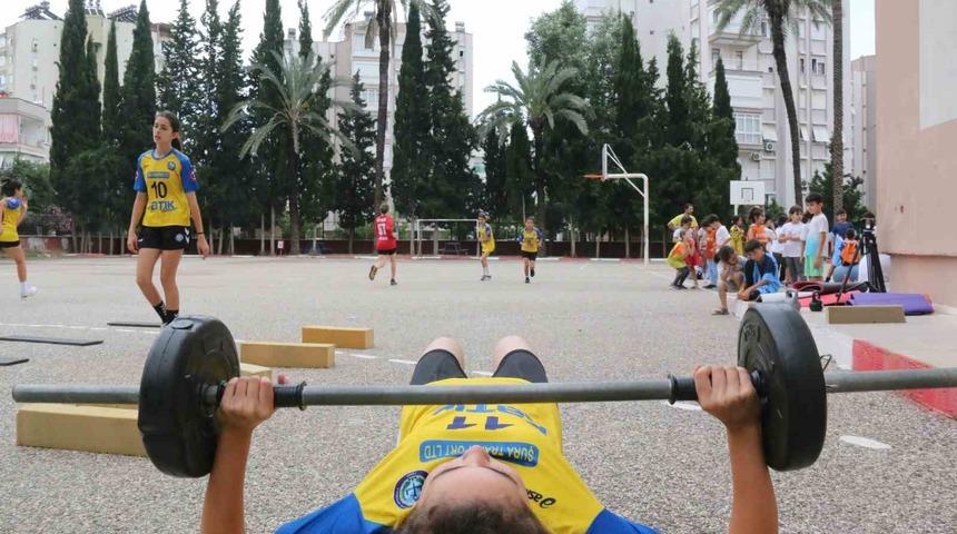 Bidonlarla asfalt zeminde çalışıp pes etmediler, hentbolda ikinci kez şampiyon olarak tarihe geçtiler