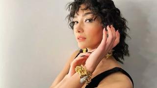 Aybüke Pusat dekolteli pozlarını art arda paylaştı! Süper minisiyle çömeldi