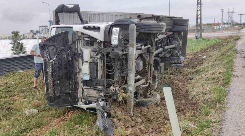 Ereğli’de kontrolden çıkan kamyon devrildi