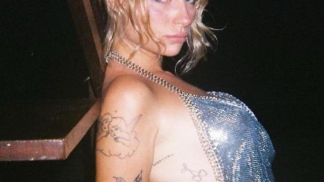 Lottie Moss çıplak pozlarına bir yenisini daha ekledi! Ayna karşısında poz verdi... Onu kimse durduramıyor