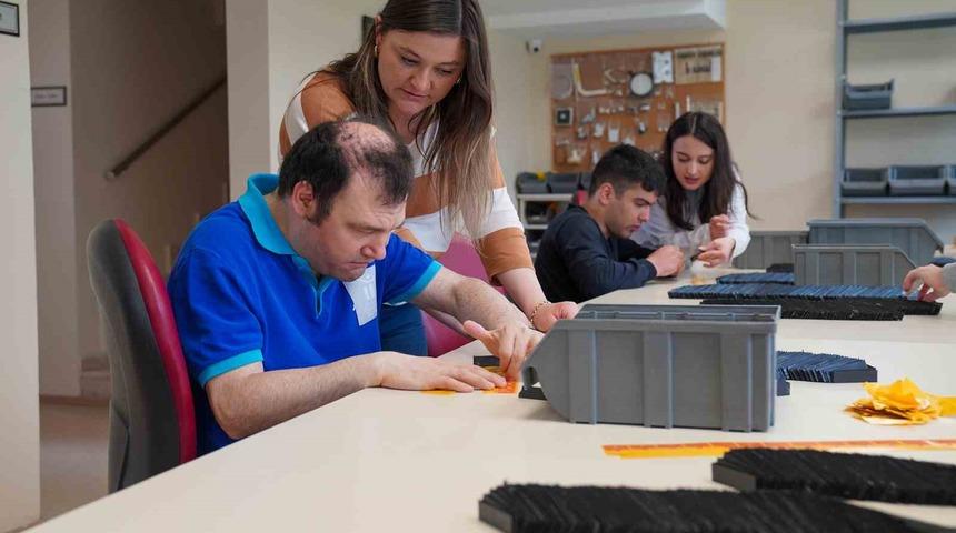 Ellerinden 15 milyon parça çıktı