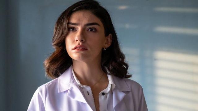 Hazar Ergüçlü göğüslerini kurdeleyle kapadı! Cesur kombinine beğeni yağdı