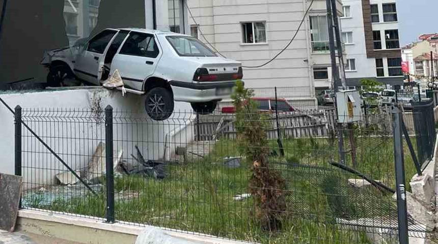 Bir garip kaza! Kaldırıma çarpıp havalandı: Binada asılı kaldı