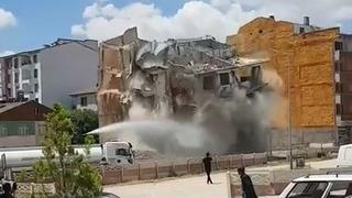 5 katlı bina korna sesiyle yıkıldı! Görüntüler depremden etkilenen Elazığ'dan...