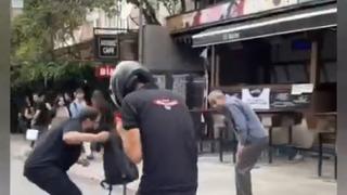 Kadıköy'de kargalar vatandaşlara saldırdı! Çareyi kask takmakta buldu: Korkarak geliyorum, beni tanıyorlar