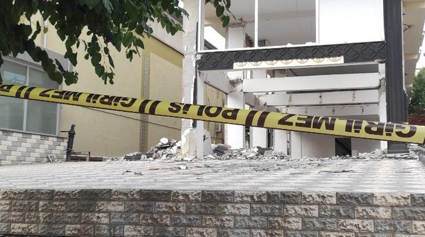 Ağır hasarlı binanın asansörü altında kalarak can verdi!