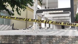 Ağır hasarlı binanın asansörü altında kalarak can verdi!