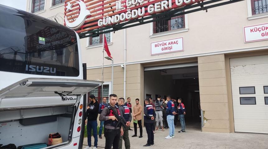 Kocaeli'de 10 düzensiz göçmen sınır dışı edildi