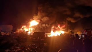 Mersin’de plastik fabrikasında yangın! Alevler tüm fabrikayı sardı... 3 kişi dumandan etkilendi, 2 kişi ayağından yaralandı