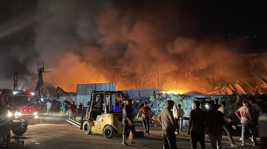 Mersin'de plastik kasa fabrikasında çıkan yangın kontrol altına alındı