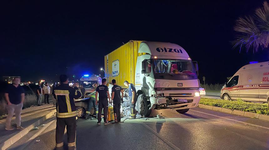 Manisa'da kamyonla çarpışan otomobilin sürücüsü ağır yaralandı