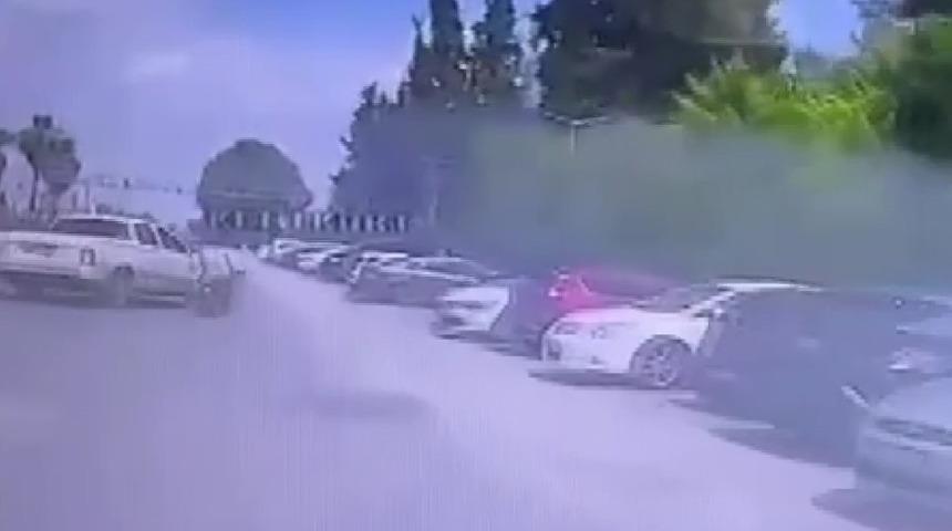 Pikabın motosikletiyle &ccedil;arptığı anlar kameraya yansıdı