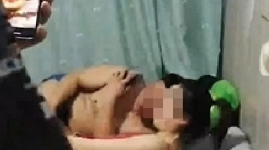 Yatak odasından sesler gelince gördüklerine inanamadı! Karısı ve sevgilisini aynı yatakta bastı... O anları saniye saniye kaydetti