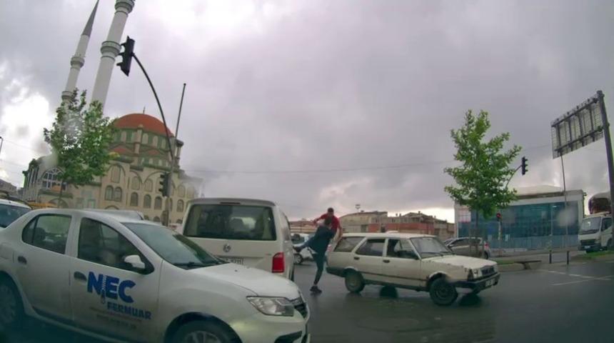 Film sahnelerini aratmayan kavga kamerada: Otomobilin üzerinden atlayıp yumruk yağmuruna tuttu