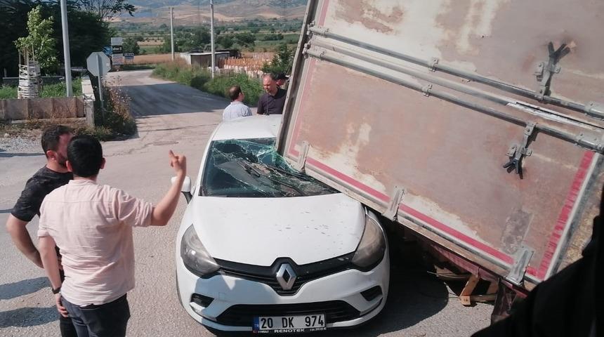 Zincirleme kazaya karışan araç, yoldan geçen otomobilin üzerine devrildi
