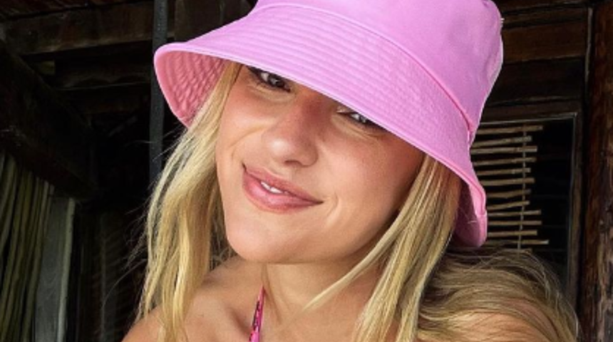 “Dünyanın en seksi voleybolcusu” deniliyor! Kayla Simmons göğüslerine küçük gelen bikinisiyle alev alev yaktı...