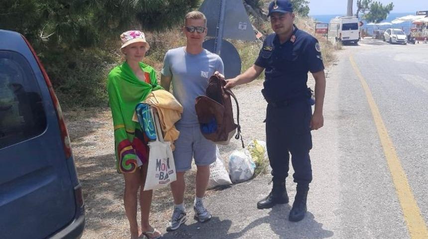 Denize giren turistlerin eşyalarını çalan hırsız yakalandı