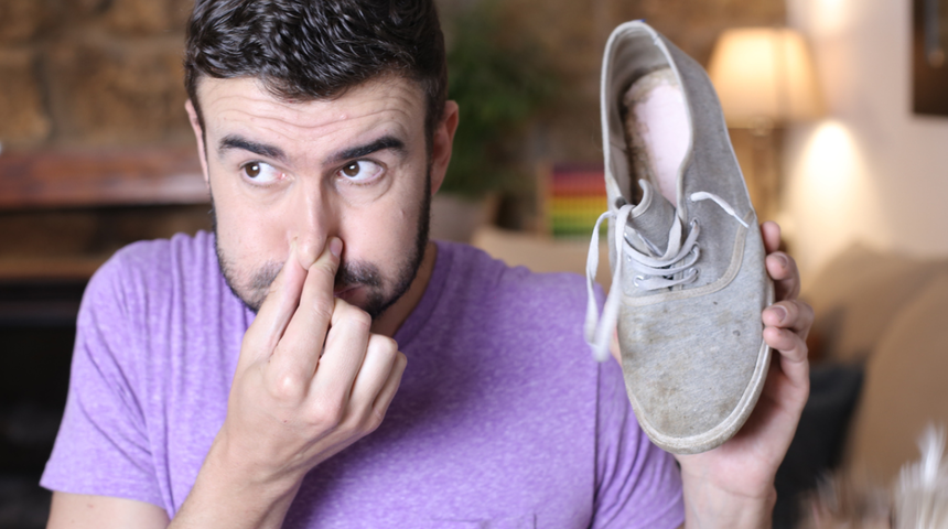 Temizlik uzmanı ayakkabıdaki k&ouml;t&uuml; kokuyu anında ge&ccedil;iren y&ouml;ntemi paylaştı