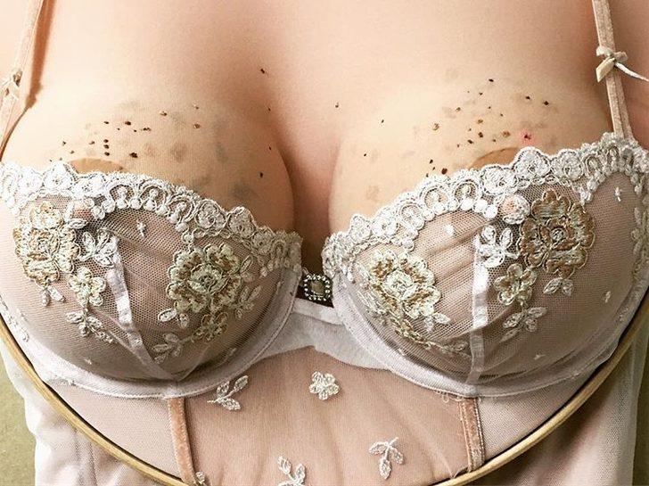 Kadın bedenini ilmek ilmek işledi