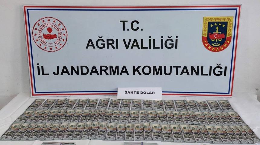 Ağrı'da, İran'dan gelen yolcu otobüsünde sahte dolar ele geçirildi