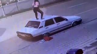 Adana’da bir kadın otomobilin tavanına çıkıp dans etti! Şaşkına çeviren anlar böyle görüntülendi