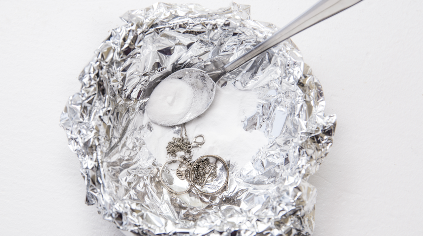 Kararan g&uuml;m&uuml;ş takılarınızı evde parlatmak &ccedil;ok kolay! G&uuml;m&uuml;ş takıları yeni gibi parlatır