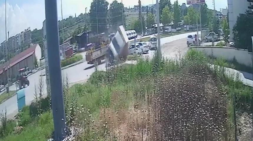 Dağıtım aracının otomobilin üzerine devrildiği kazanın görüntüleri ortaya çıktı