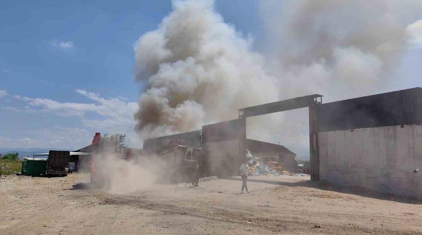 Bursa’da geri dönüşüm tesisinde korkutan yangın