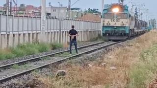 Adana'da garip olay! Treni durdurup yaptığı şey hayrete düşürdü