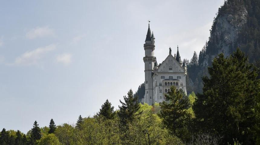 Almanya'da korkunç olay! ABD'li turist, saldırdığı iki kadını 50 metrelik uçurumdan attı