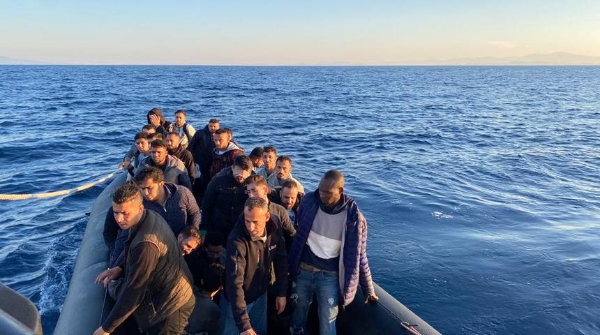 İzmir açıklarında geri itilen 29 düzensiz göçmen kurtarıldı