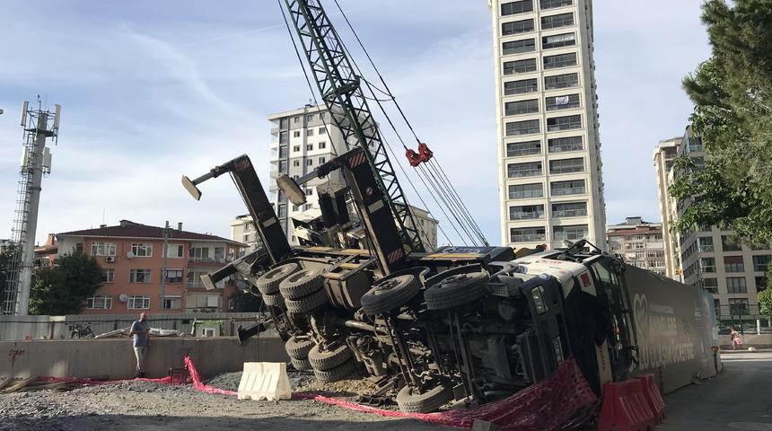 İstanbul'da metro hattı şantiyesinde vinç devrildi, operatör yaralandı