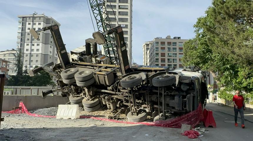 Kadıköy'de hareketli dakikalar! Metro şantiyesinde vinç devrildi