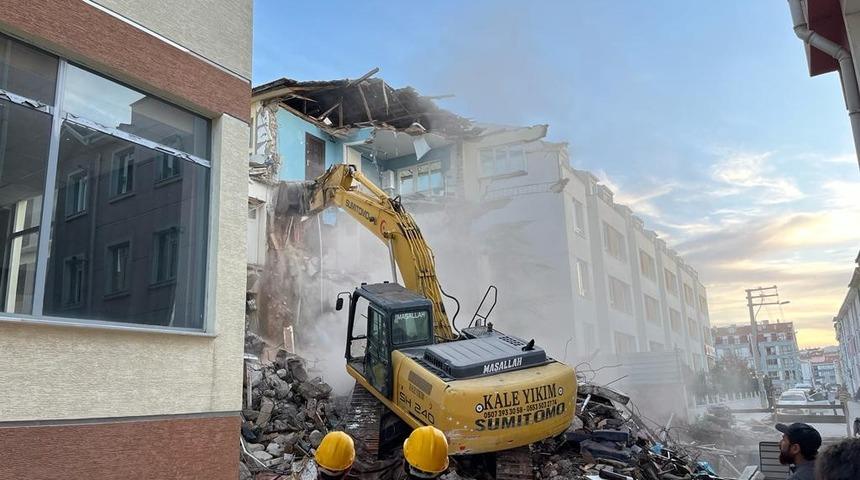 Kazılan temel yan binanın çökmesine neden oldu, faciadan dönüldü