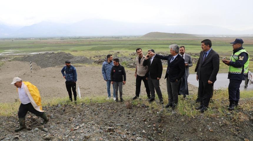 Erzincan Valisi Mehmet Makas, taşkınların meydana geldiği köyde inceleme yaptı