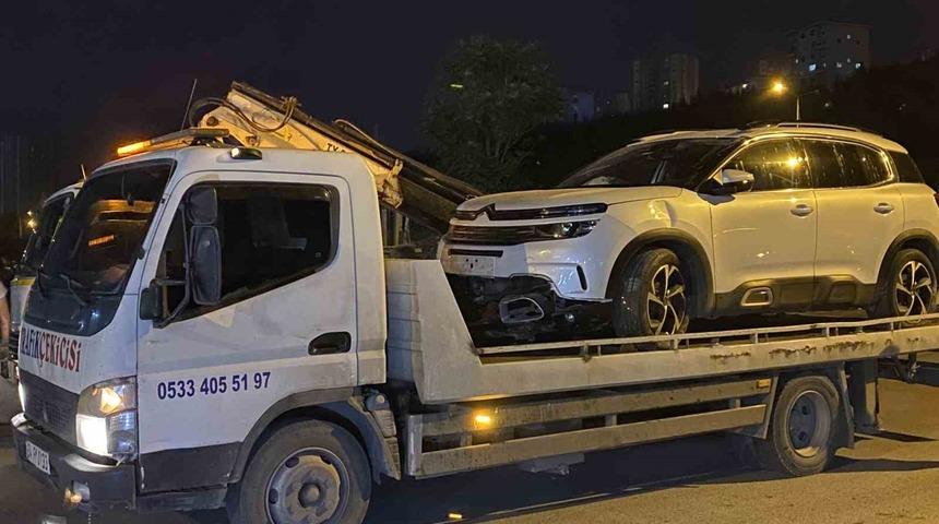 K&uuml;&ccedil;&uuml;k&ccedil;ekmece&rsquo;de şantiye alanından ge&ccedil;en ara&ccedil; &ccedil;ukura d&uuml;şt&uuml;