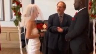 Damat düğünde karısının ihanetini ifşa etti! Gelinin başka bir adamla öpüştüğü anları gösterince davetliler şoke oldu 